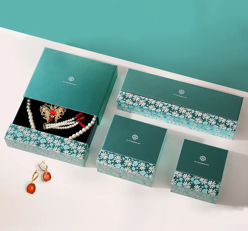 Green minimalist jewelry box