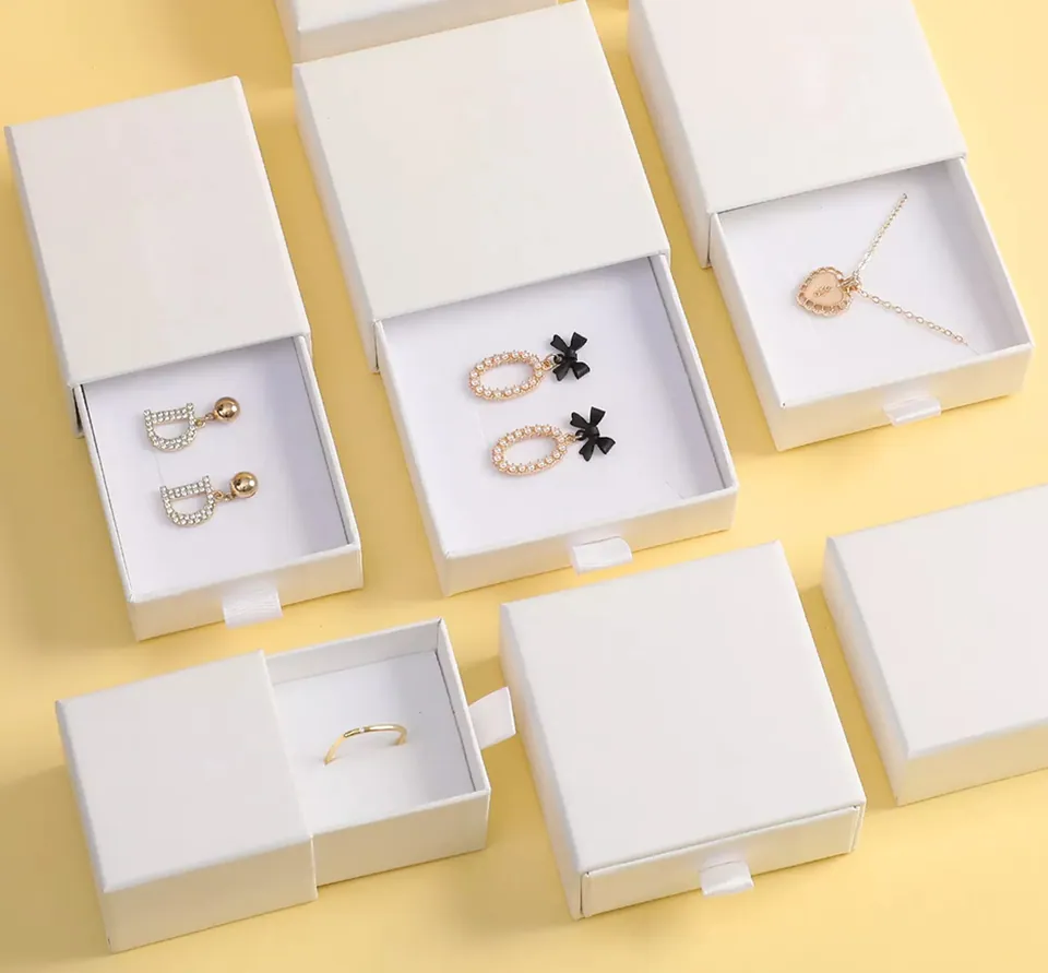 White Earring Set Box — product view 1